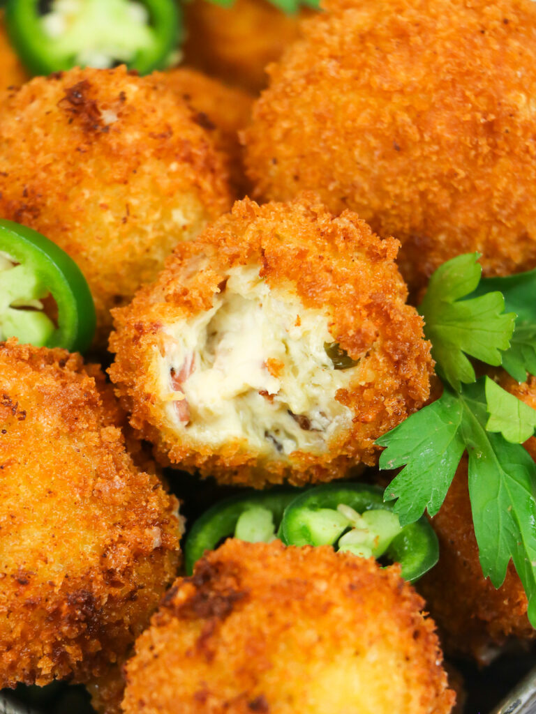 Aloo Bomb Recipe: क्या आपके पास एक अच्छी चाय के साथ कुछ स्वादिष्ट नास्ता की तलाश है?