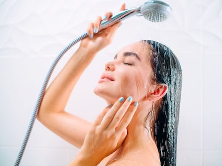 Hot Vs cold water shower in winter: गर्म पानी या ठंडा पानी जानिए किससे नहाना है स्किन के लिए फायदेमंद
