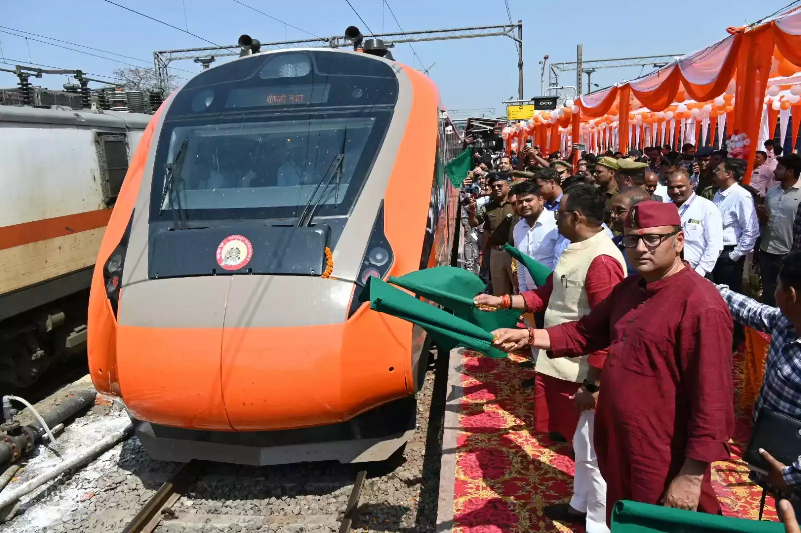 Vande Bharat Express Train Varanasi: बाबा विश्वनाथ की नगरी काशी को मिली 2 और नई वंदे भारत ट्रेनों की सौगात, अब अयोध्या जाना हुआ और भी आसान
