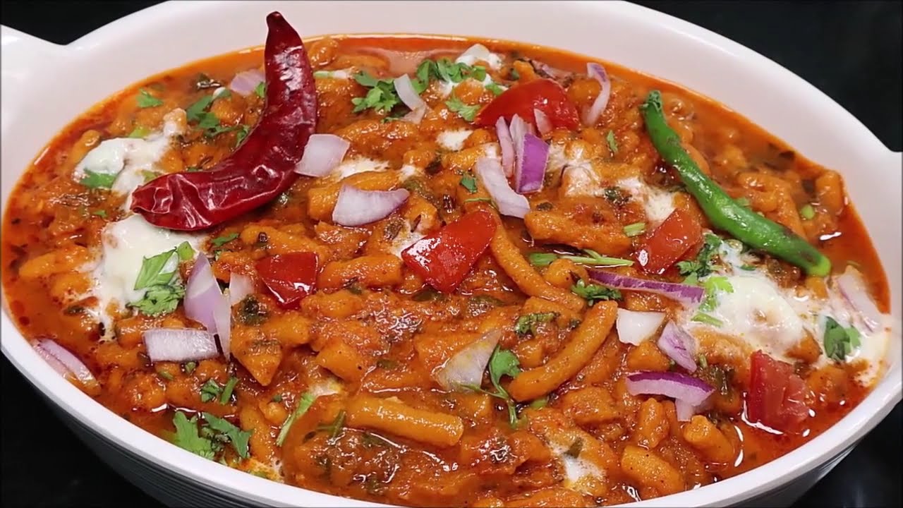 Kolhapuri Sev Tamatar: रिश्तेदार भी हो जाएंगे आपके फैन जब घर पर बनेंगे कोल्हापुरी स्टाइल सेव टमाटर की सब्जी