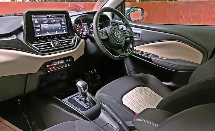 Toyota Glanza AMT: दमदार माइलेज और धांसू लुक के साथ भारतीय बाजार में तहलका मचाने आ गई है नई टोयोटा