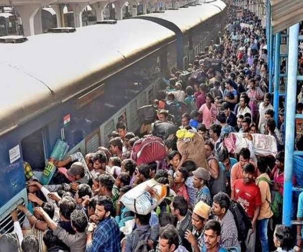 Bandra Station Stamped: दीवाली और छठ पूजा से पहले रेलवे स्टेशनों पर उमड़ा भारी जनसैलाब,,ट्रेन में चढ़ने के दौरान मची भगदड़