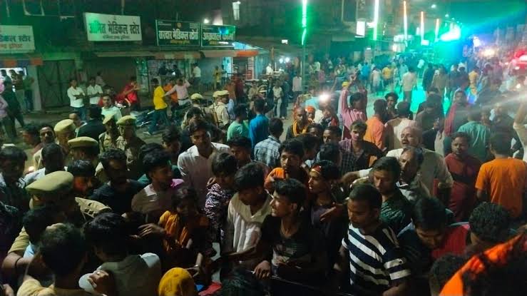 UP Bahraich Violence: उत्तरप्रदेश में दशहरे पर शुरू हुई सांप्रदायिक हिंसा से हालात बेकाबू,,, गुस्साई भीड़ ने अस्पताल और बाइक शोरूम को जलाकर किया खाक