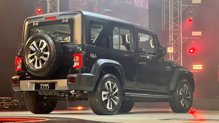 लोगों के सर चढ़ा Mahindra Thar Roxx का बुखार,,लाखों रुपए लेकर लाइन में खड़े लोग फिर भी नहीं मिल रही थार की चाबी