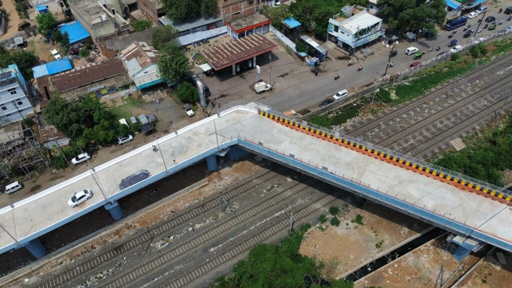 bhopal 90 degree bridge: भोपाल का ब्रिज है या टेम्पल रन का गेम!!! जब पुल बना सोशल मीडिया पर मजाक, तब टूटी प्रशासन की नींद