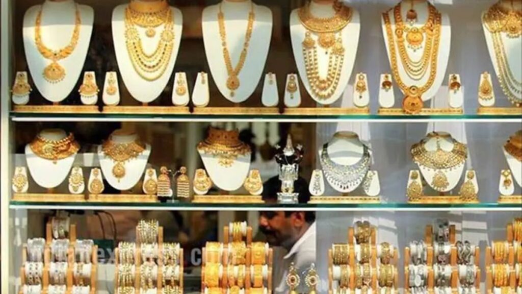 Gold Rate Today: 1000 रुपये से ज्यादा सस्ता हुआ सोना, जानें लेटेस्ट प्राइस