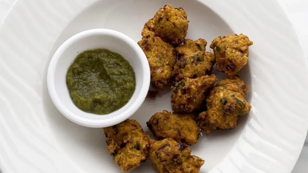 Monsoon Special Pakora Recipes: हर बारिश में वही प्याज के पकौड़े? अब वक्त है कुछ नया ट्राय करने का! ट्राय करें ये 5 देसी फ्यूजन पकौड़े