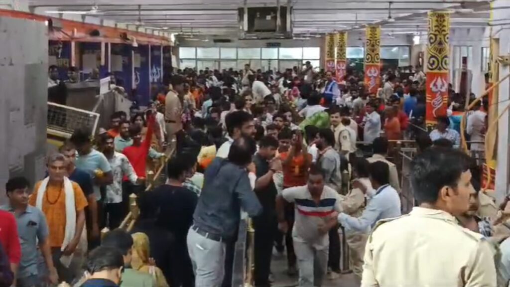 ujjain mahakal: नागपंचमी पर खुला वो मंदिर जो साल में बस एक दिन खुलता है – देखिए उज्जैन की आस्था की तस्वीरें