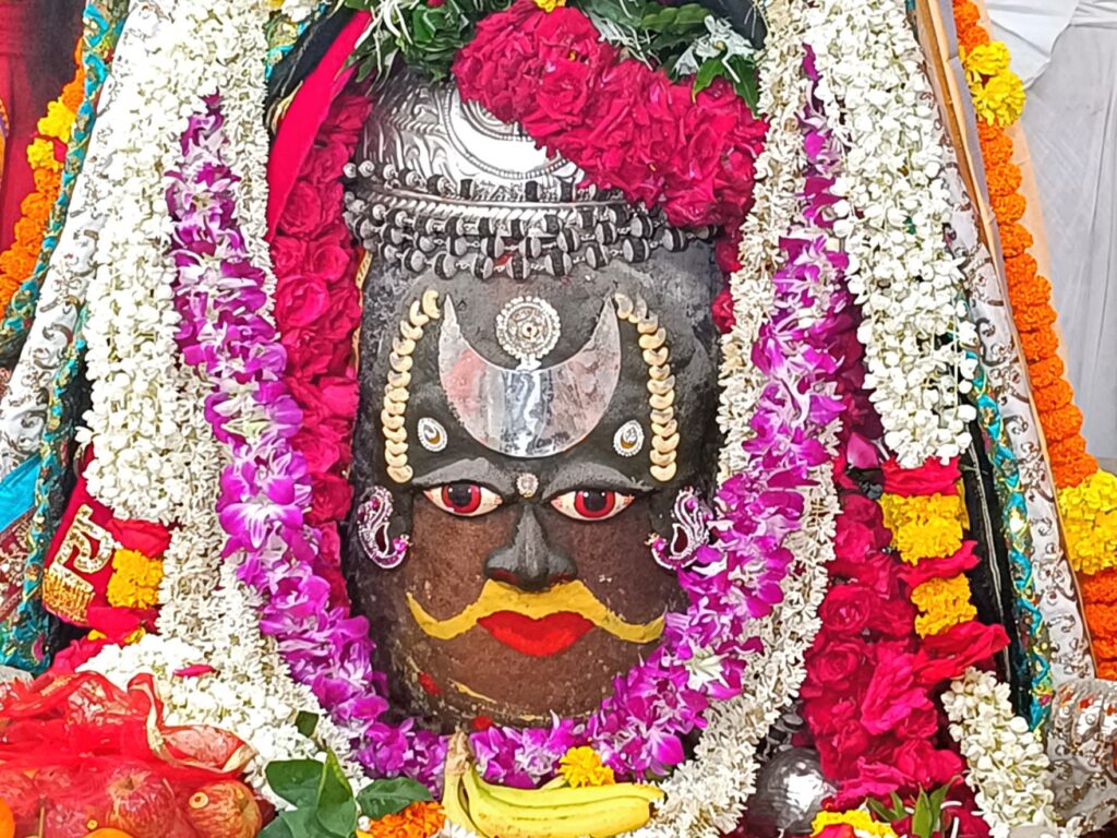 Ujjain News:: बाबा महाकाल का भस्म आरती में दिव्य रूप: मोगरे की माला और चंद्र से सजे दिखे!