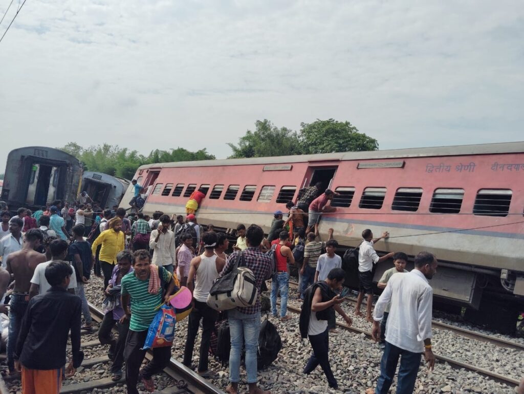 कुशीनगर एक्सप्रेस में समय रहते टला बड़ा हादसा, रेलवे कर्मचारी की सतर्कता से बची सैकड़ों जानें